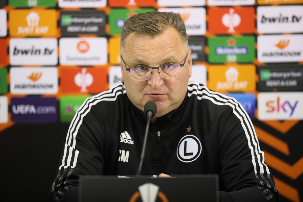Trener Legii Warszawa Czesław Michniewicz podczas konferencji prasowej w Neapolu