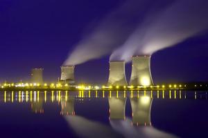 Zdjęcie ilustracyjne przedstawia elektrownię atomową w Cattenom na wschodzie Francji