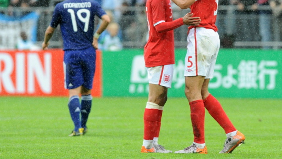 Według mediów obrońca Chelsea Londyn Ashley Cole popadł w konflikt z piłkarzem Manchesteru United Rio Ferdinandem. Obaj występują razem w reprezentacji Anglii.