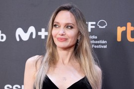 Anđelina Džoli obukla NAJJEDNOSTAVNIJU HALJINU OD PLIŠA i opet joj nema ravne! A onda je održala GOVOR o kojem svi pričaju: "VOLIM SVOJU ZEMLJU, ALI JE NE PREPOZNAJEM"