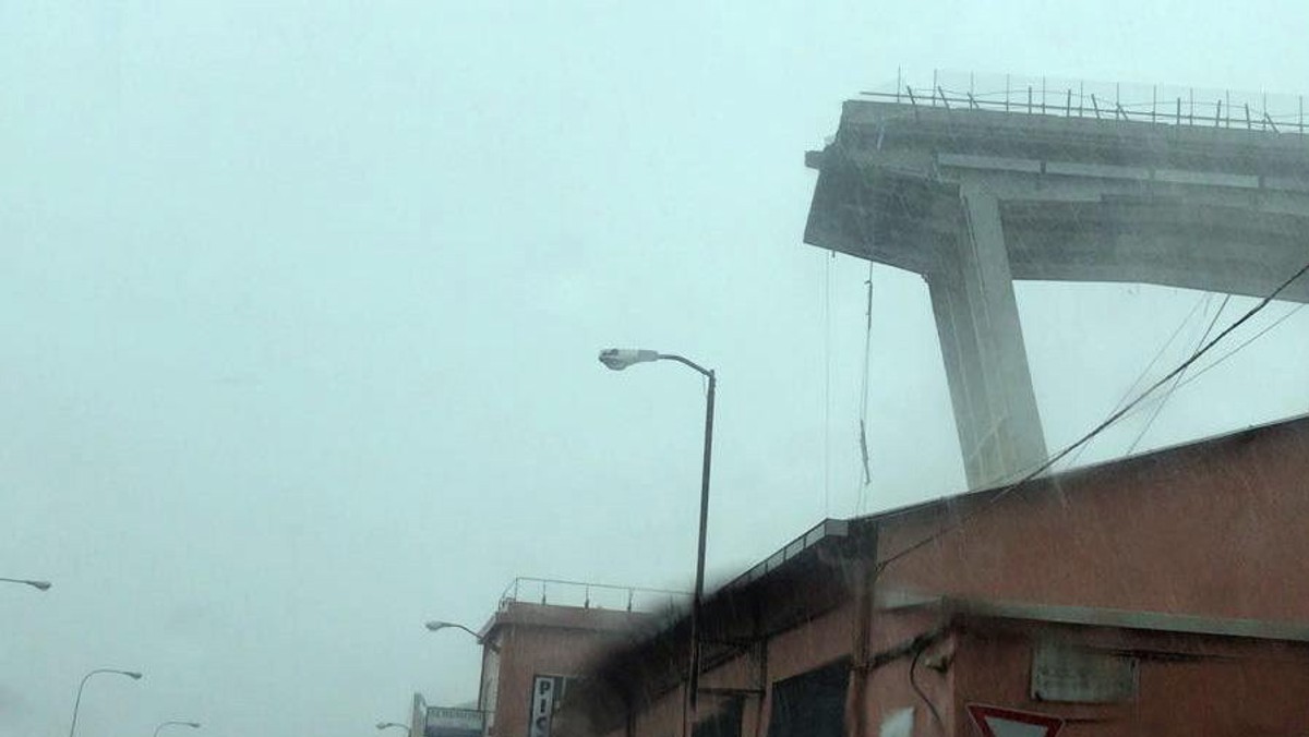 epa06948810 - ITALY BRIDGE COLLAPSE (Bridge collapses on Genoa highway )