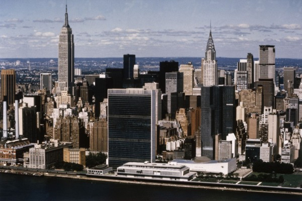 Siedziba Narodów Zjednoczonych, Nowy Jork (1949–1952). Obiekt został zaprojektowany przez gremium architektów pod kierownictwem Wallace’a Harrisona. Ogólną koncepcję sylwetki sformułował Le Corbusier. Polskę reprezentował Maciej Nowicki