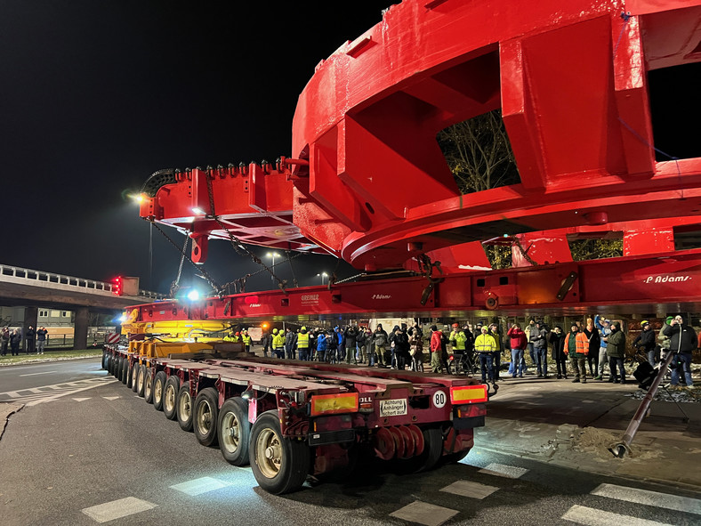 Transport gigantycznej maszyny TBM w Warszawie