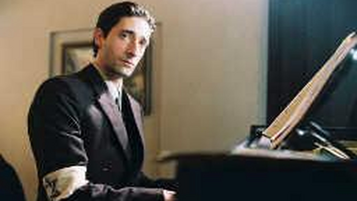 Film "Pianista" Romana Polańskiego pod pewnymi względami wygrywa z "Listą Schindlera" Stevena Spielberga - napisał dziennik "New York Times".