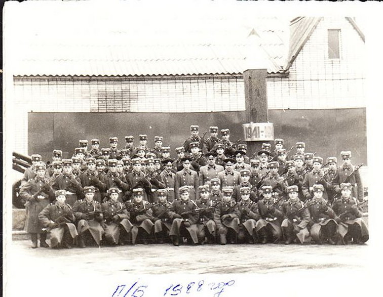 Zdjęcie grupowe załogi Obiektu 3001 na terenie koszar