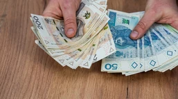 tym, którzy mają umowę o pracę należy się dodatkowa wypłata. można dos