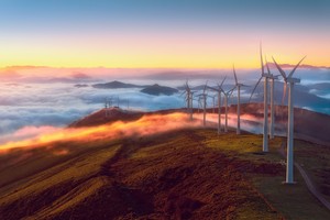 Rośnie udział OZE w polskim miksie energetycznym. Rozwija się fotowoltaika, wiatraki w Polsce kręcą się jak nigdy. Komu to nie na rękę?