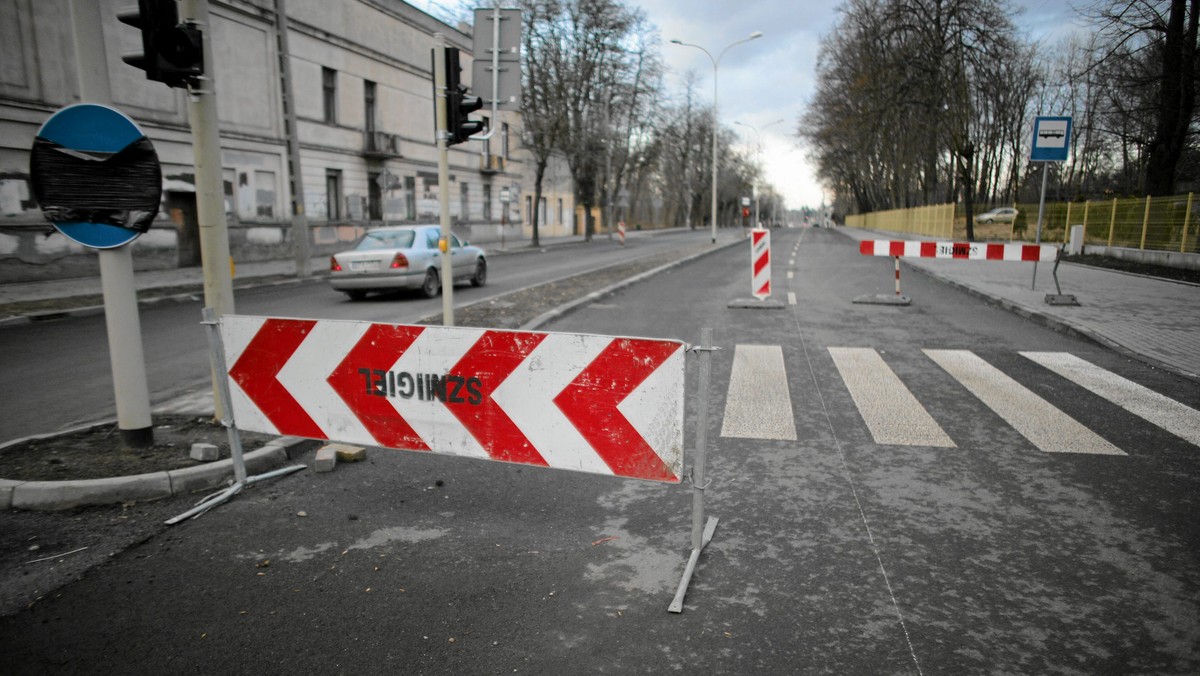 Tydzień pod znakiem prac remontowych na gdańskich drogach. Liftingowi poddane zostaną m.in. ulice Zaroślak i Kienieńska, a także Al. Grunwaldzka w kierunku Sopotu. Mimo, iż większość prac odbywać się będzie w godzinach nocnych, kierowcy powinni zachować szczególną ostrożność i pomyśleć o alternatywnych trasach dojazdu.