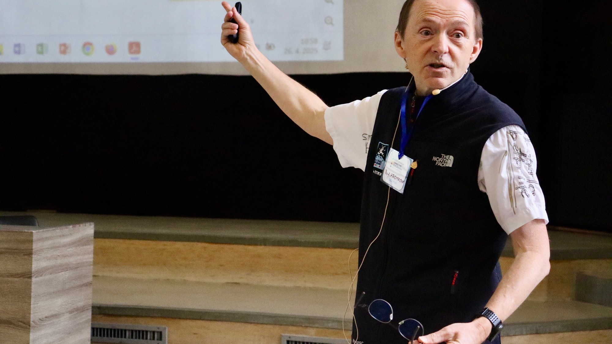 Vysokoškolský profesor momentálne pôsobiaci na ETH Zurich vysvetľuje nielen to, prečo sa na školách učí zle matematika a informatika, aj ako ju učiť správne, ale ukazuje na vlastnom príklade a skúsenostiach, ako využívať známkovanie tak, aby deti dosahovali úspech a stali sa "nezadržateľnými" (zdroj: OZ Domáce vzdelávanie na Slovensku)