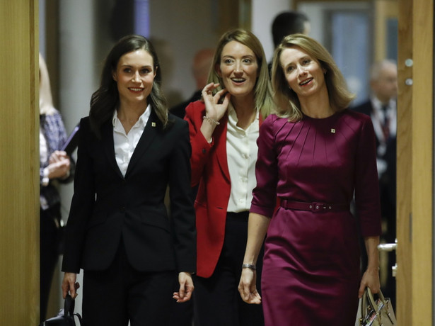 Premier Finlandii Sanna Marin, przewodnicząca Parlamentu Europejskiego Roberta Metsola i premier Estonii Kaja Kallas.