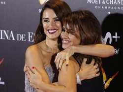 Siostry Cruz razem na ściance: młodsza pokazała więcej biustu, ale to starsza olśniewała! FOTO