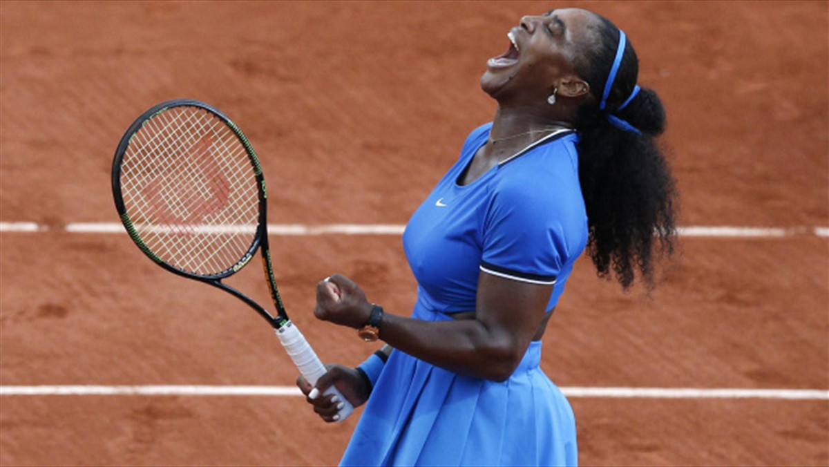 Wielka faworytka French Open Serena Williams zgodnie z przewidywaniami awansowała do 1/8 finału, ale Francuzka Kristina Mladenovic pokazała się z bardzo dobrej strony. Doświadczona amerykańska tenisistka musiała nawet bronić piłki setowej.