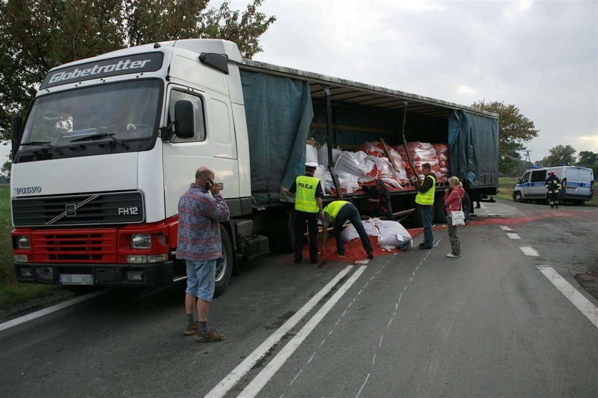 TIR zderzył się z autobusem. Są ranni