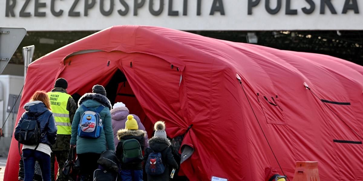 Uchodźcy z Ukrainy przekraczają polsko-ukraińskie przejście graniczne w Korczowej.