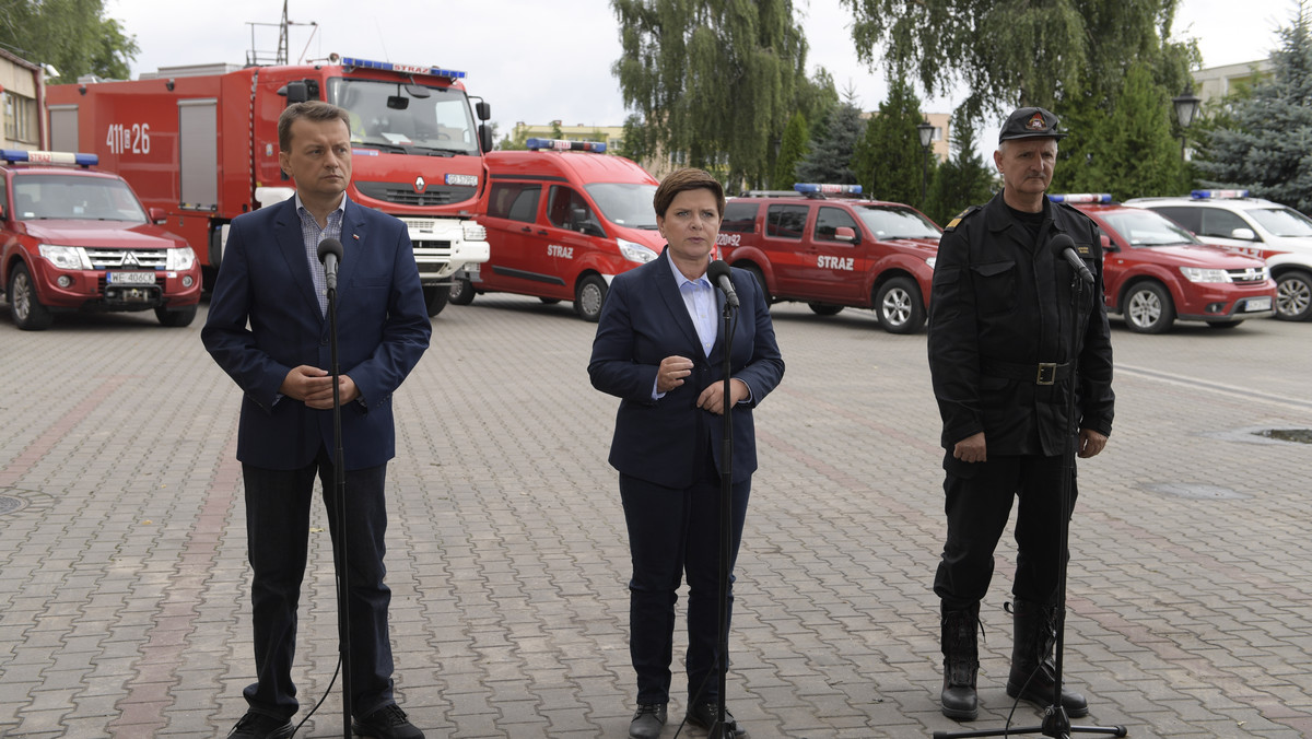 Premier Beata Szydło odwiedziła dziś poszkodowanych w wyniku nawałnic w powiecie chojnickim. Powiedziała, że dostaje informacje od tych, których domy ucierpiały w kataklizmie, iż firmy budowlane podnoszą ceny materiałów. Zaapelowała, by tego nie robiły i, w miarę możliwości, pomagały potrzebującym. - Nikogo nie zostawimy bez pomocy - zapewniła.