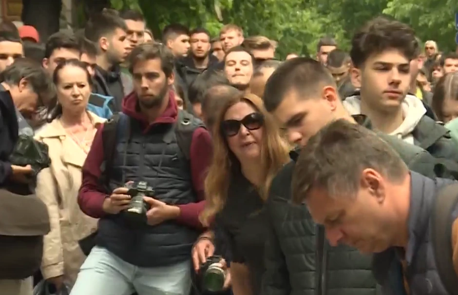 Vidno uznemirena majka ispred OŠ "Vladislav Ribnikar"