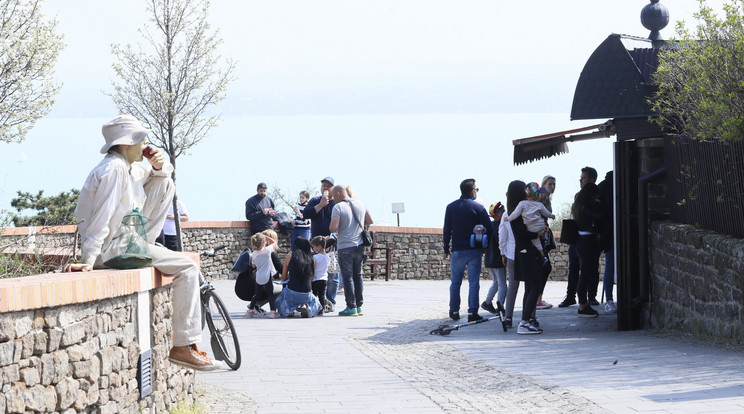 Az egyik legnépszerűbb turistacélpont, a tihanyi apátság körül csak úgy nyüzsögtek az emberek. /Fotó: Fuszek Gábor