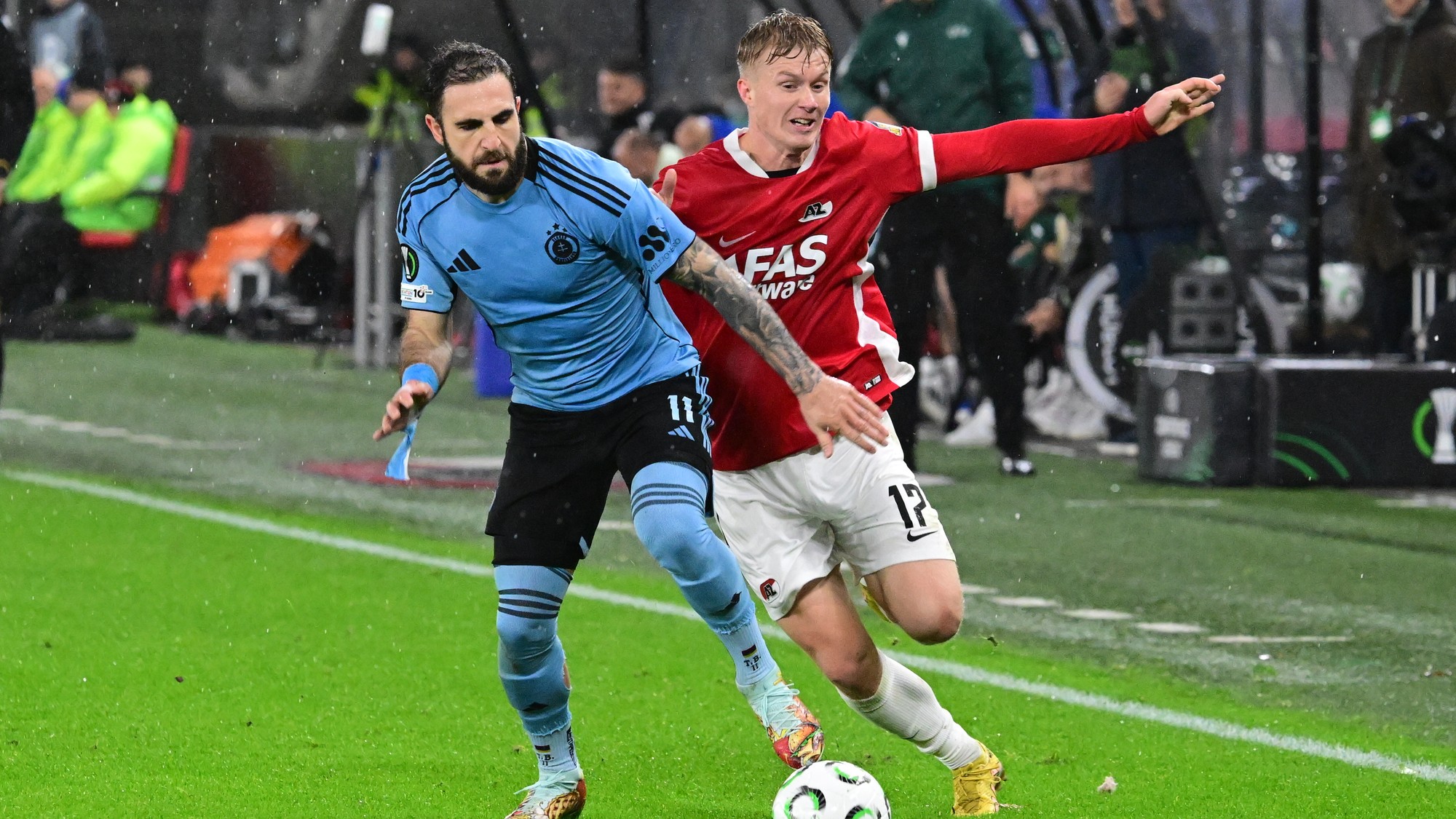 Tigran Barseghjan (Slovan) a Isak Jensen (Alkmaar).