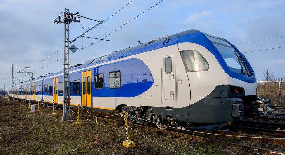 Pociągi Flirt – podobne  z zewnątrz, inne w środku - jeżdżą też w Polsce: w barwach PKP Intercity, Kolei Mazowieckich i ŁKA. Dzięki lekkiej, aluminiowej konstrukcji pojazdy są lżejsze (od składów budowanych w technologii stalowej). A to przekłada się na niższe koszty eksploatacji