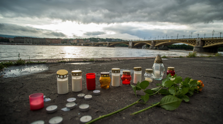 Virágok és mécsesek a Margit híd korlátján a hajóbalesetben elsüllyedt Hableány turistahajó közelében / Fotó: MTI Balogh Zoltán