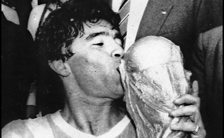 Diego Armando Maradona całuje trofeum Mistrzostw Świata w Piłce Nożnej w 1986 roku