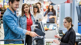 Niedziela handlowa 23.11.2025 roku - handel bez zakazu, zakupy w Lidlu i Biedronce, w galeriach, wszystkie sklepy otwarte czy tylko Żabka?