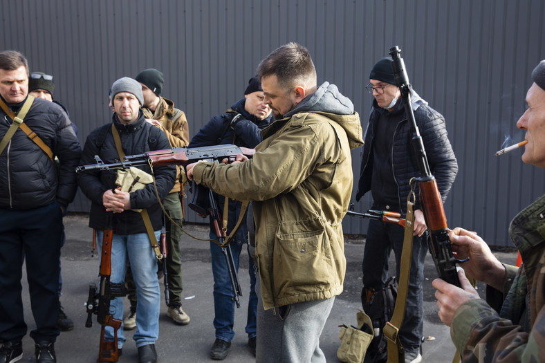Ukraińscy ochotnicy odbierają broń. Kijów, 25 lutego 2022 r. 