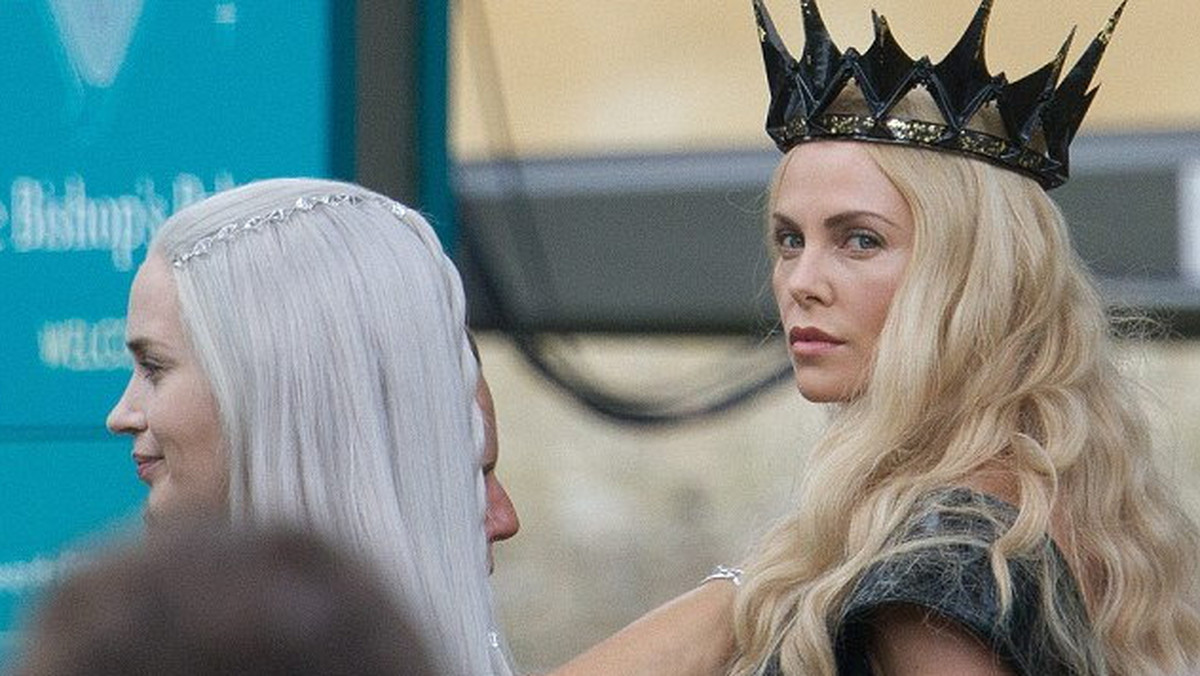 W sieci ukazały się pierwsze zdjęcia z planu "The Huntsman", sequela "Królowny Śnieżki i łowcy". Widać na nim Charlize Theron i Emily Blunt.