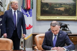 Donald Trump stoi, Andrzej Duda siedzi. Zdjęcie z Białego Domu  nawiązuje do sytuacji sprzed dwóch lat?
