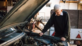 Stariji mehaničar - ilustracija