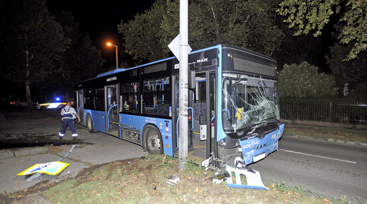 A buszon utazók közül ketten szenvedtek sérülést /Fotó: MTI/ Mihádák Zoltán