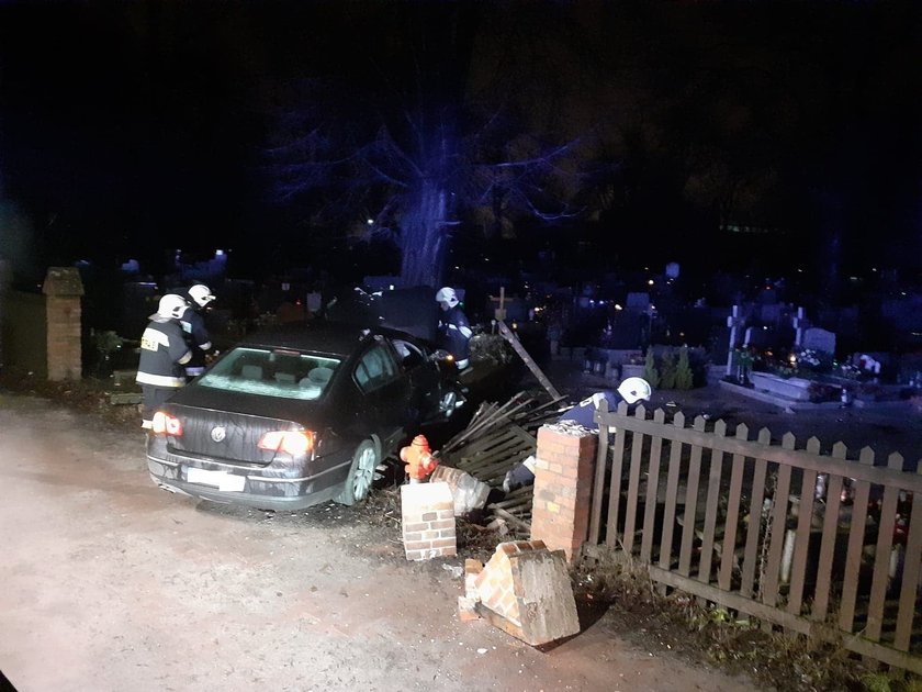 Nocny rajd zakończył się na... cmentarzu. Samochód staranował nagrobki