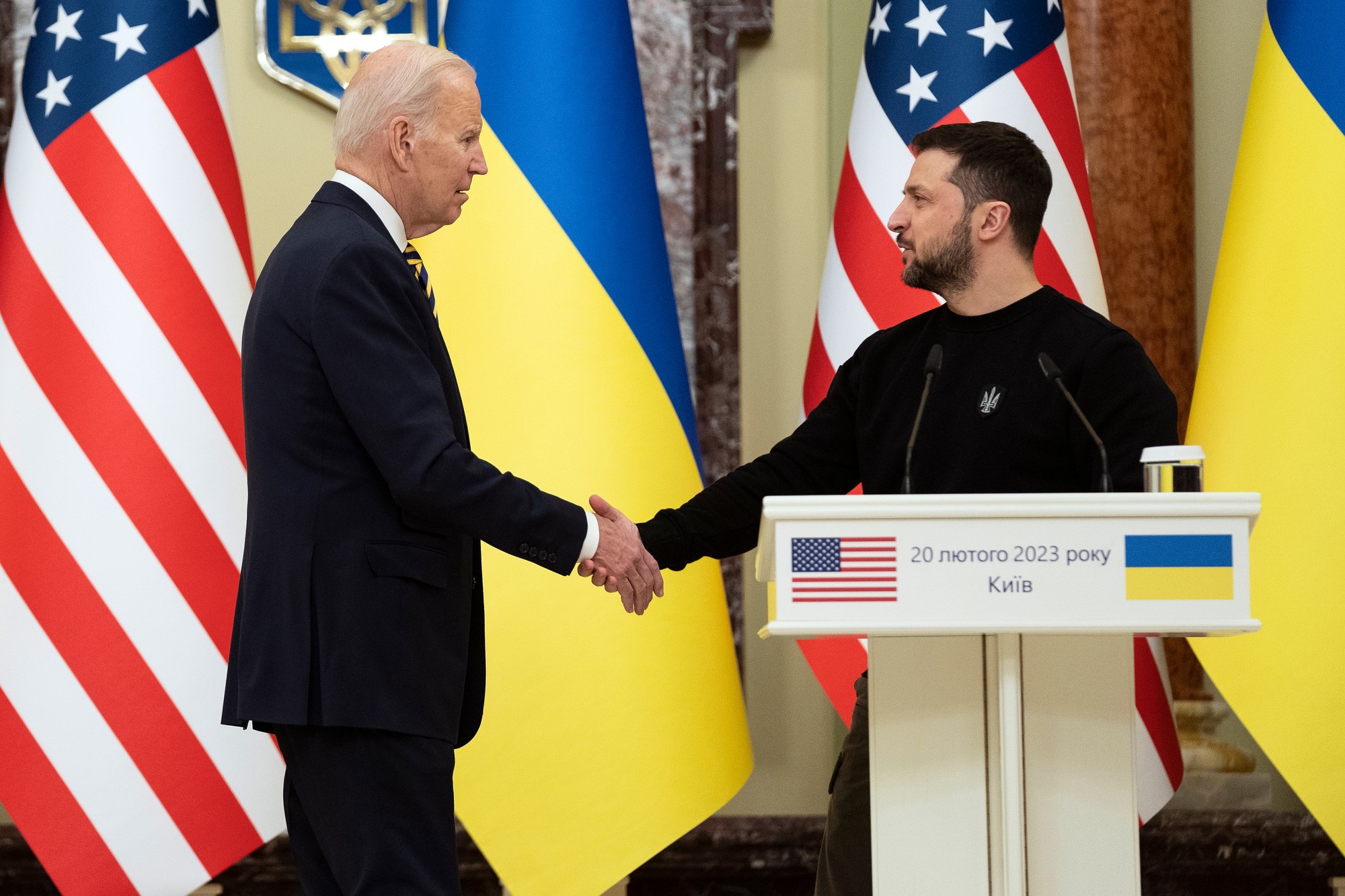 Americký prezident Joe Biden a ukrajinský prezident Volodymyr Zelenský v Kyjeve. 