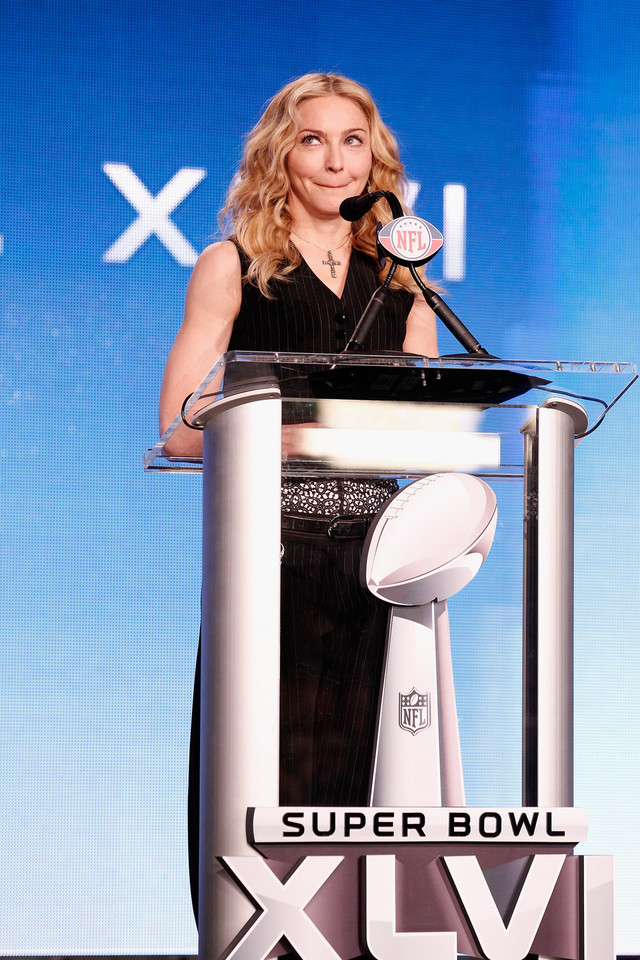 Bardzo umięśniona Madonna na konferencji Super Bowl!