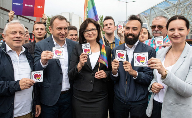 Lewica rozdaje naklejki "Strefa wolna od nienawiści" i krytykuje Schetynę. "Zadziwiające słowa"