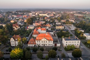 Zabytkowy kompleks budynków w Czersku, do którego mają trafić ludzie po wyrokach za pedofilię