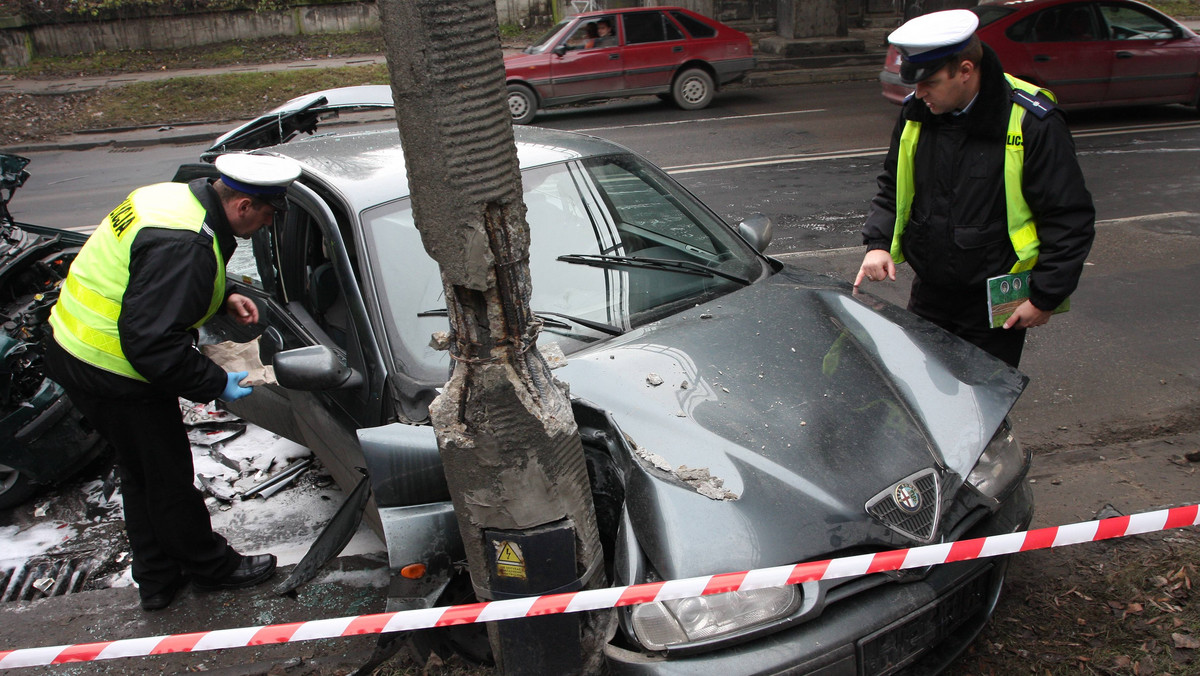 Tragiczny wypadek pod Węgorzewem. 18-latka zginęła, gdy samochód, którym podróżowała, jako pasażerka wpadł w poślizg i uderzył w drzewo. W innym wypadku w okolicach miasta trzy osoby trafiły do szpitali - donosi Radio Olsztyn.
