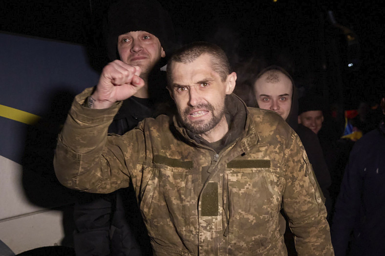 Ukraińscy jeńcy po wymianie więźniów w pobliżu Sumy na Ukrainie, 3 stycznia 2024 r.