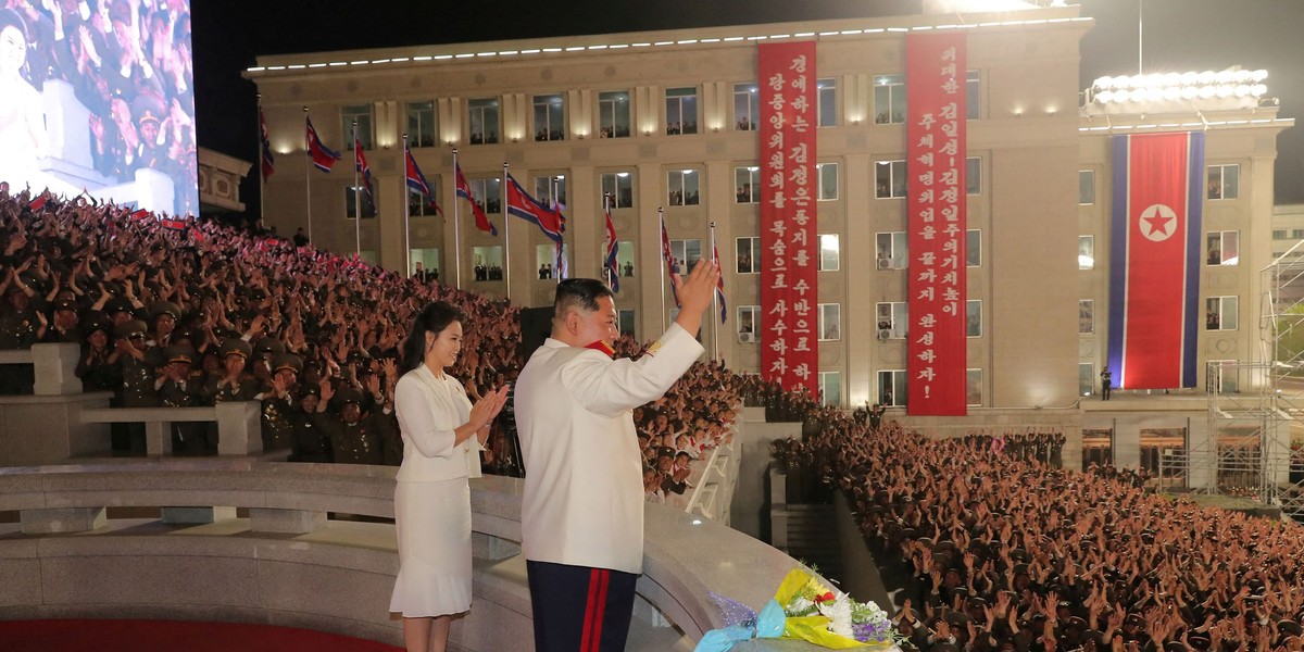 Kim Dzong Un pokazał się na defiladzie z piękną kobietą u boku. Kim jest?