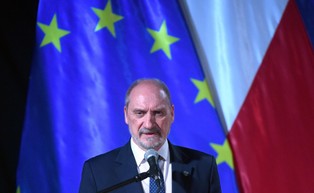 Parafianowicz: Macierewicz spod żyrandola