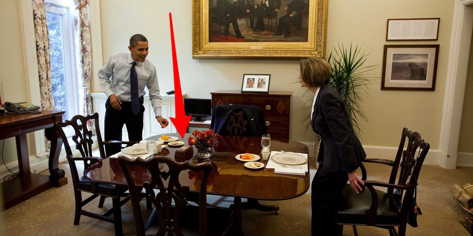 Prezydent Barack Obama i spikerka Izby Reprezentantów USA Nancy Pelosi podczas lunchu w 2009 roku. Na stole widać czerwony przycisk