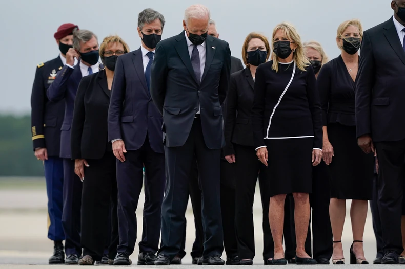 Džo i Džil Bajden odaju poštu vojnicima poginulim u Kabulu