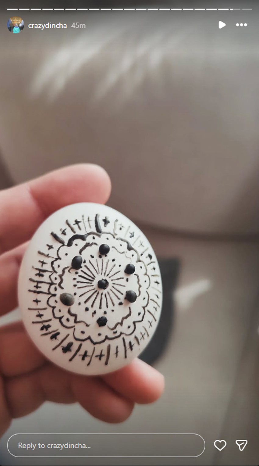 Dinča farba jaja voskom