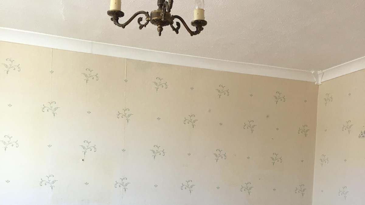 Ema (31) i Aleks Hjuz (31) želeli su da promene mesto stanovanja pa su odabrali jednu ne baš toliko popularnu opciju kod mladih ljudi.