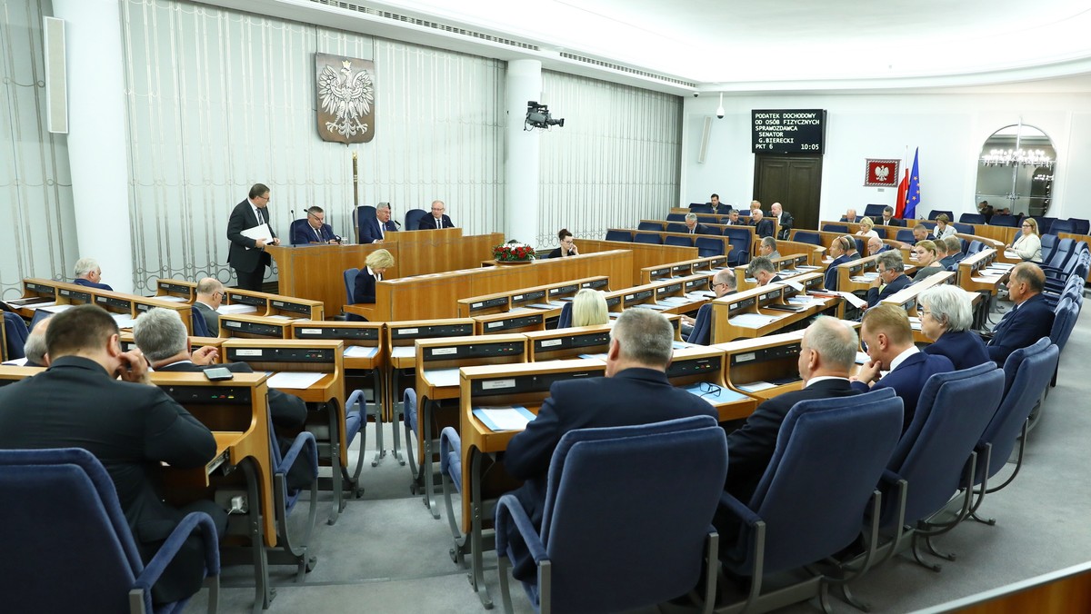 Nowelizacja ustawy o wykonywaniu mandatu posła i senatora, przewidującej obniżenie uposażenia parlamentarzystów o 20 proc. uzyskała poparcie Senatu. Uposażenie posła i senatora będzie odpowiadało 80 proc. wysokości wynagrodzenia podsekretarza stanu.