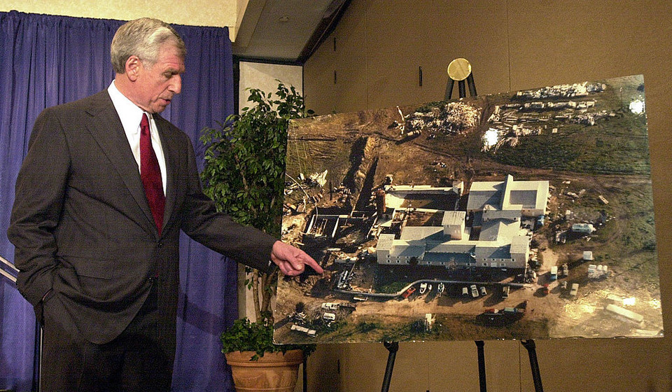 Gałąź Dawidowa (na zdjęciu: senator John Danforth pokazujący zdjęcia zniszczonego kompleksu dawidian)