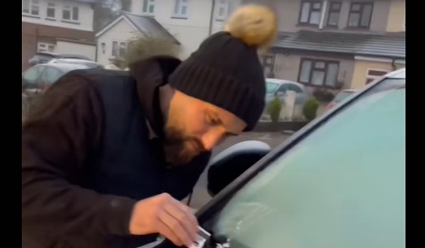 Skidanje leda sa šoferšajbne