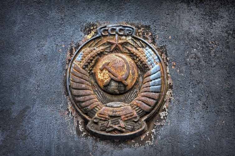 W 2014 r. deflacja i brak wzrostu wywołają panikę wśród decydentów. W efekcie Komisja Europejska utworzy grupę roboczą ds. podatków majątkowych, które obciążą każdego, kto zaoszczędził więcej niż 100 000 USD lub EUR. Inicjatywa ta będzie realizowana w imię eliminacji nierówności i doprowadzi do tego, że 1% obywateli - czyli ci najbogatsi - wniesie „bardziej sprawiedliwy” wkład do budżetu, by zmniejszyć obciążenia dla całego społeczeństwa. W kilku artykułach naukowych i analizach opublikowanych niedawno przez bankowe instytucje badawcze ustalono, że aby zebrać wystarczającą ilość środków na „bufor kryzysowy” dla banków i rządów oraz na pokrycie innych zobowiązań powstałych w wyniku obecnego kryzysu, potrzebny jest podatek majątkowy w wysokości 5-10%. Będzie to ostateczny ruch w kierunku totalitarnego państwa europejskiego i najgorszy moment dla praw jednostki i praw majątkowych. Zatoczyliśmy pełne koło i wracamy 
do modelu Związku Radzieckiego.