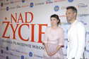 "Nad życie": odsłonięte plecy Bołądź i Żebrowski z żoną na premierze filmu o Agacie Mróz