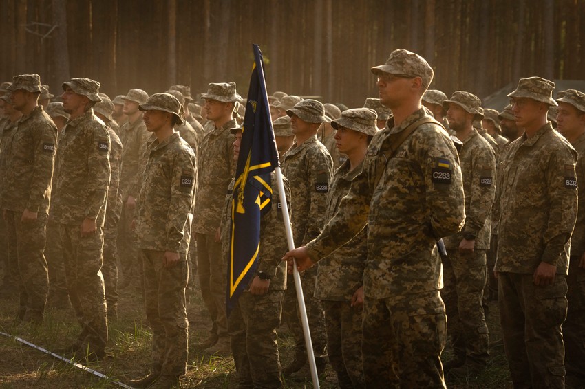 Novoregrutovani ukrajinski vojnici slave kraj obuke u vojnoj bazi kod Kijeva 25. septembra 2023.